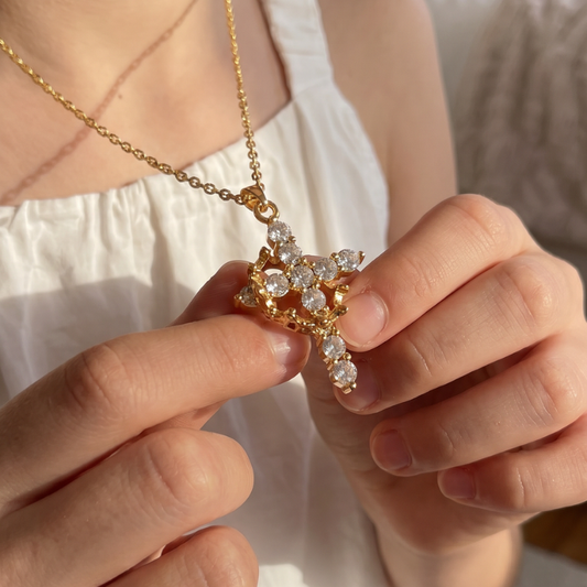Collar cruz con corona